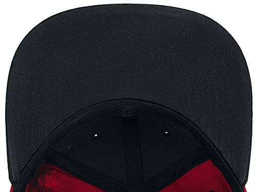 Intérieur d'une casquette noire avec visière.
