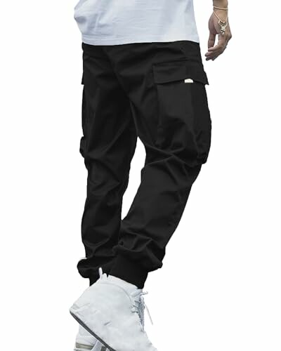 Pantalon cargo noir avec chaussures blanches