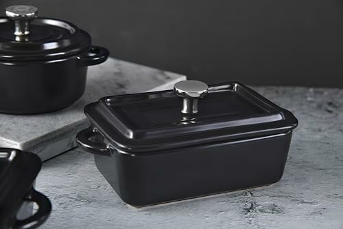 Cocotte en fonte noire sur fond de cuisine