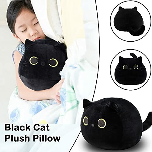 Enfant tenant un coussin en peluche de chat noir