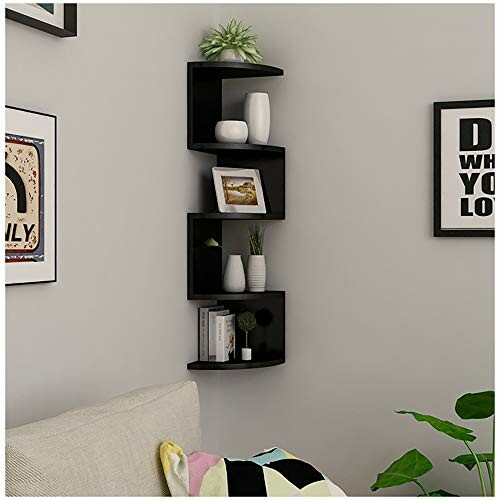 Étagère d'angle noire avec décorations sur un mur gris