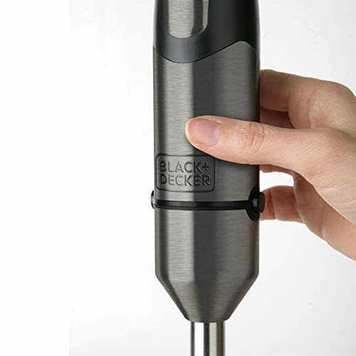 Mixeur plongeant Black+Decker en acier inoxydable tenu par une main.