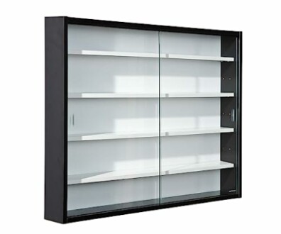 Vitrine noire avec portes en verre et étagères blanches.