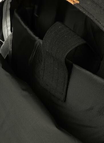 Gros plan sur un tissu noir avec une boucle.