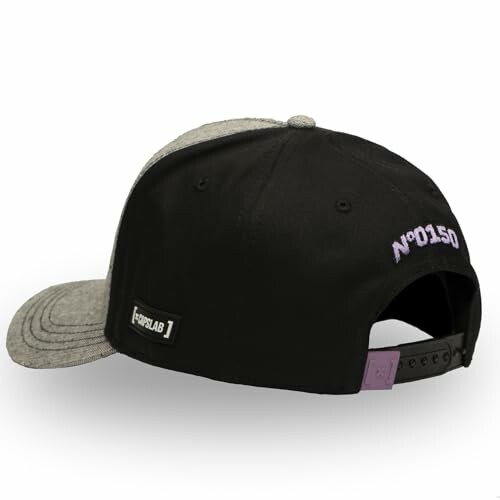 Casquette noire et grise avec numéro et étiquette