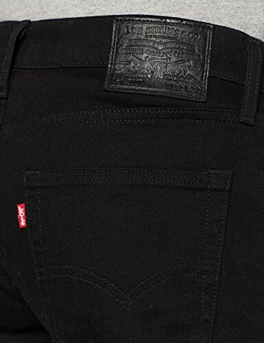 Poche arrière d'un jean noir avec étiquette de marque.