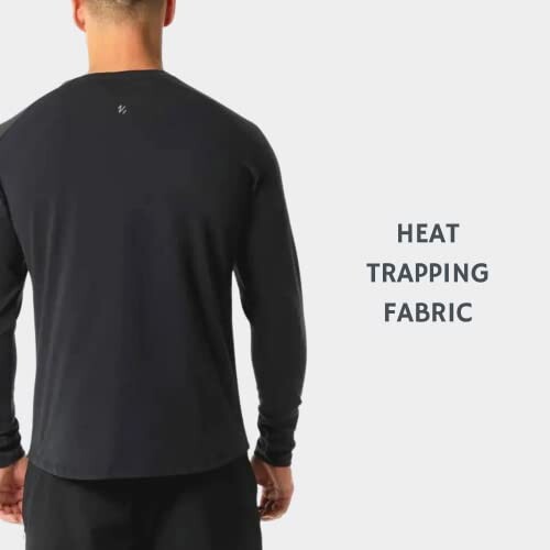 Homme portant un t-shirt noir à manches longues, tissu retenant la chaleur.