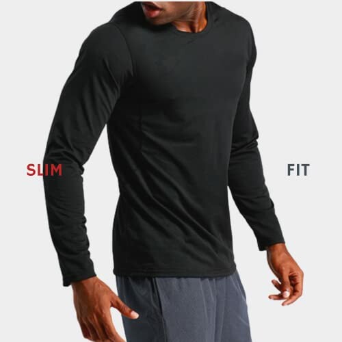 Homme portant un t-shirt noir à manches longues, ajusté.