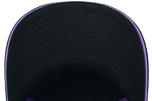 Casquette de baseball noire avec bordure violette