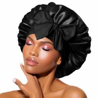 Femme portant un bonnet en satin noir avec un nœud.