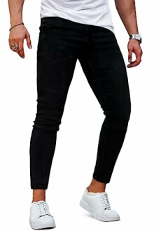 Homme portant un jean noir slim-fit avec des baskets blanches