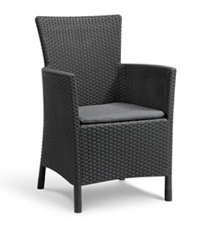 Chaise de patio en osier noir avec coussin gris.