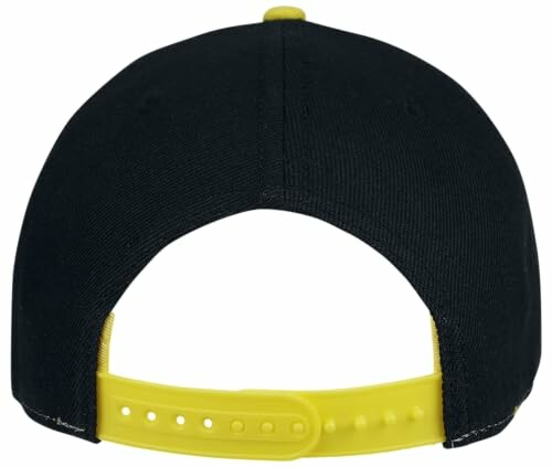 Vue arrière d'une casquette noire avec une lanière jaune