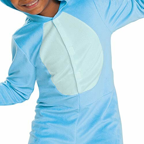Enfant portant un costume de dinosaure bleu