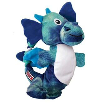 Jouet en peluche dragon bleu avec ailes.