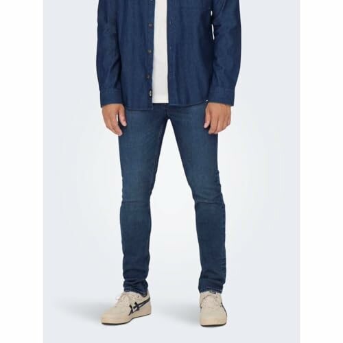 Personne portant un jean bleu et une chemise en denim.