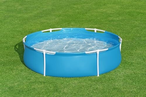 Piscine portable bleue sur pelouse verte.