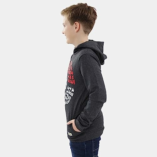 Garçon portant un sweat à capuche foncé, vue de côté.