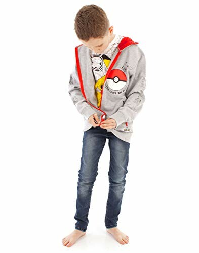Garçon portant un sweat à capuche Pokémon gris et rouge.