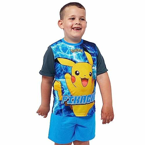 Garçon portant un t-shirt de bain Pikachu