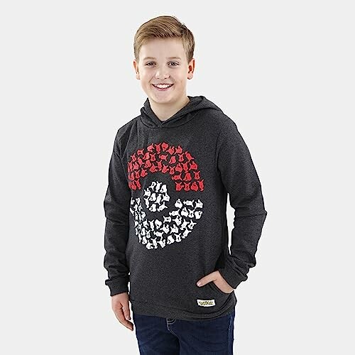 Garçon portant un sweat à capuche Pokémon.