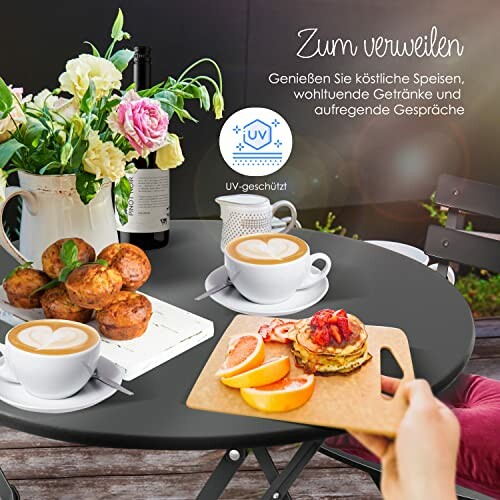 Petit déjeuner avec muffins, café et fleurs sur une table.