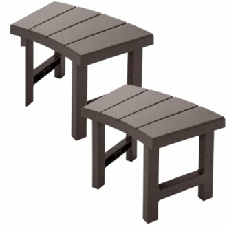 Deux tabourets d'extérieur marron en bois.