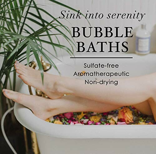 Bain moussant avec fleurs et jambes visibles
