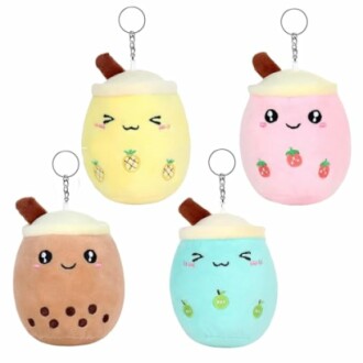 Quatre porte-clés peluches de thé à bulles colorés.