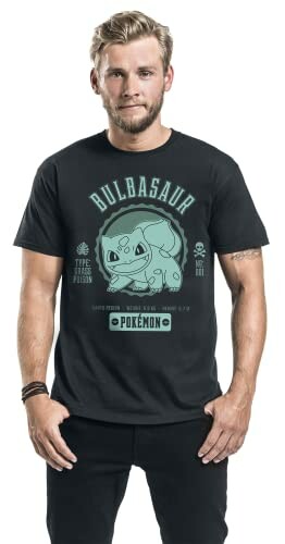 Homme avec style portant un t-shirt Bulbasaur.