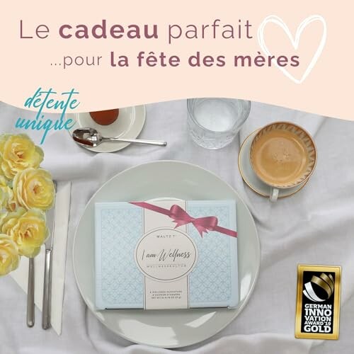 Cadeau emballé avec une tasse de café pour la fête des mères.