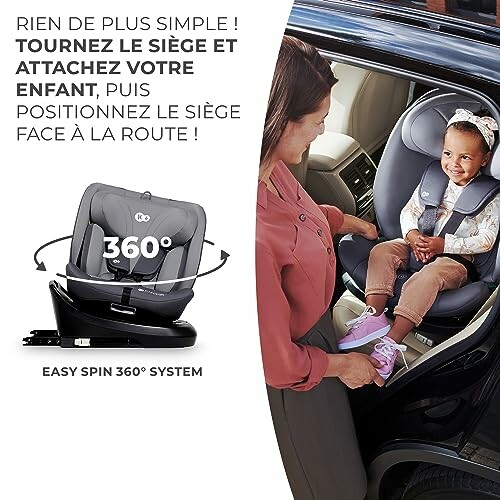 Mère installant un siège auto rotatif pour enfant.