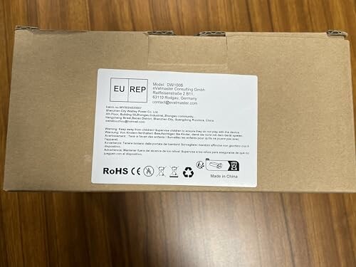 Boîte en carton avec étiquette de produit.