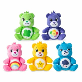 Cinq peluches colorées d'ours avec des symboles sur le ventre.