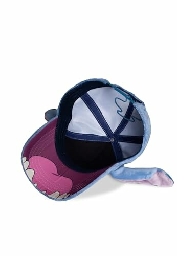 Intérieur d'une casquette de dessin animé avec des dents et une langue.