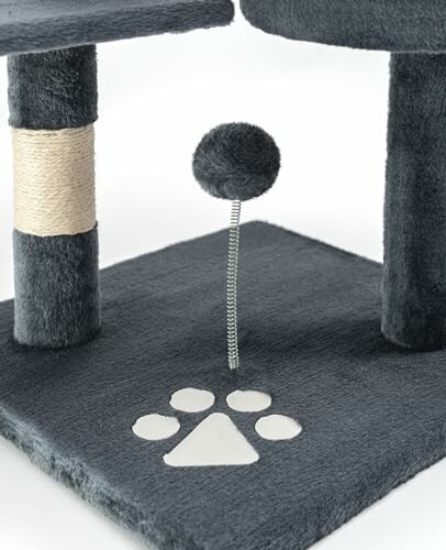 Base d'un arbre à chat avec un jouet suspendu.