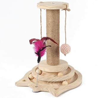 Arbre à chat en bois avec jouets suspendus.