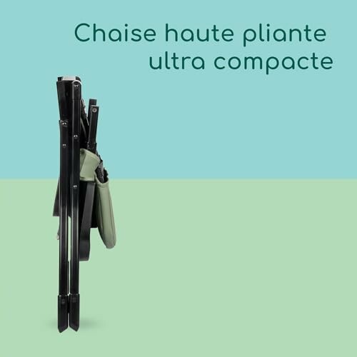 Chaise haute pliante ultra compacte sur fond vert et bleu