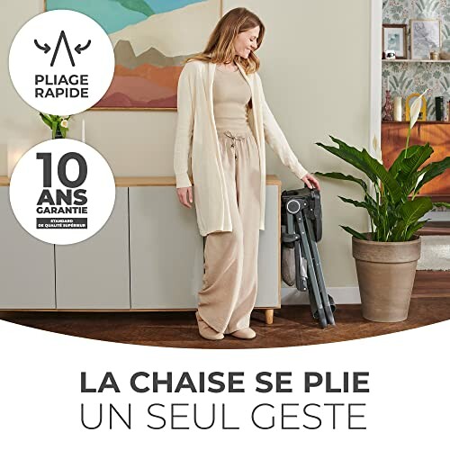 Femme pliant une chaise portable dans un salon moderne.