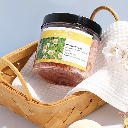 Pot de sel de l'Himalaya à la camomille dans un panier.