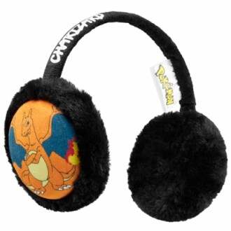 Cache-oreilles noirs avec Charizard de Pokémon.