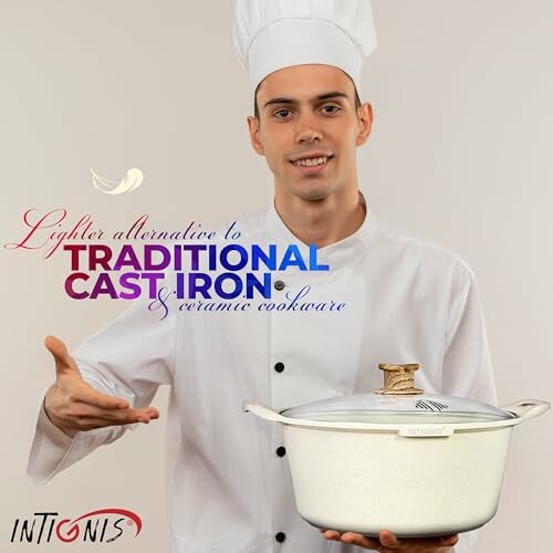 Chef présentant une cocotte blanche.