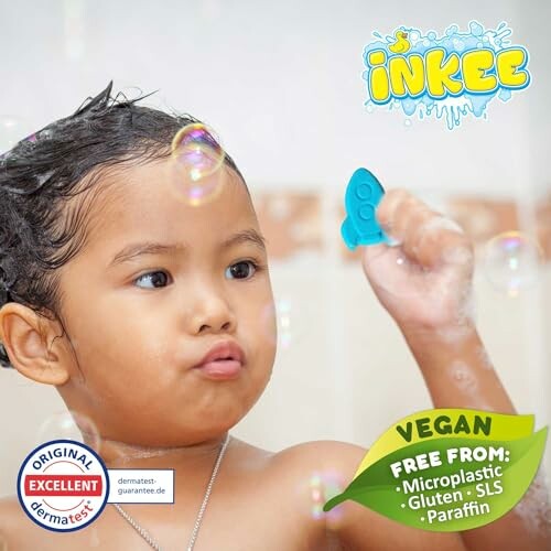 Enfant jouant avec un jouet dans le bain avec des bulles.