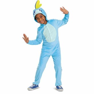 Enfant portant un costume bleu avec capuche.