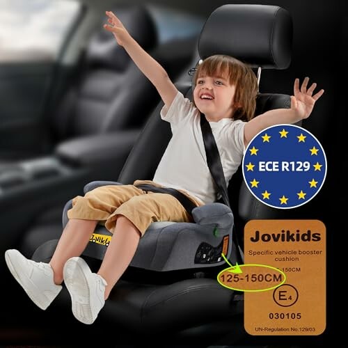 Enfant souriant assis sur un rehausseur de voiture