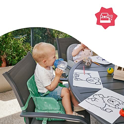 Enfant dessinant à une table en plein air