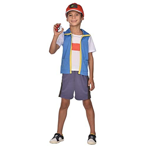 Enfant en costume avec veste bleue et casquette rouge, tenant un objet rond.