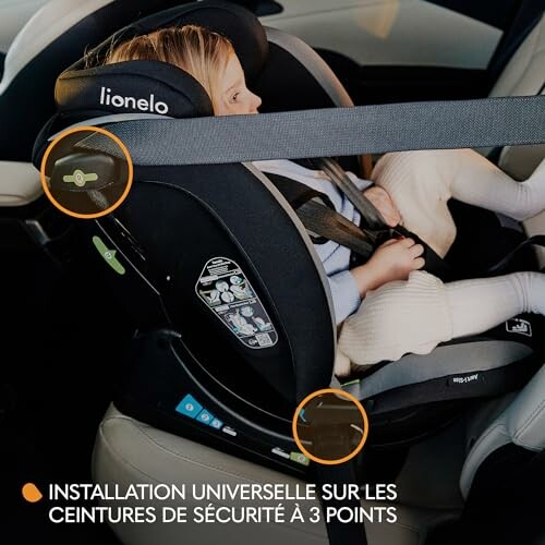 Enfant assis dans un siège auto avec ceinture de sécurité.