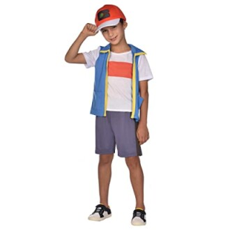 Enfant portant un costume coloré avec casquette.