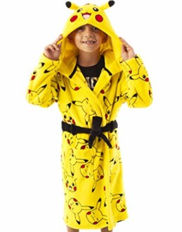 Enfant portant un peignoir Pikachu jaune.
